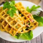 Omeletwafel met groenten en worst