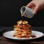 Pannenkoekentaart met banaan en ahornsiroop