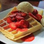 Recept Brusselse wafels met vanille-ijs en aardbeien